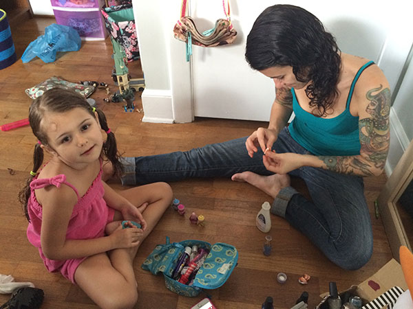Milly-and-Tristen-Fingernail-Painting